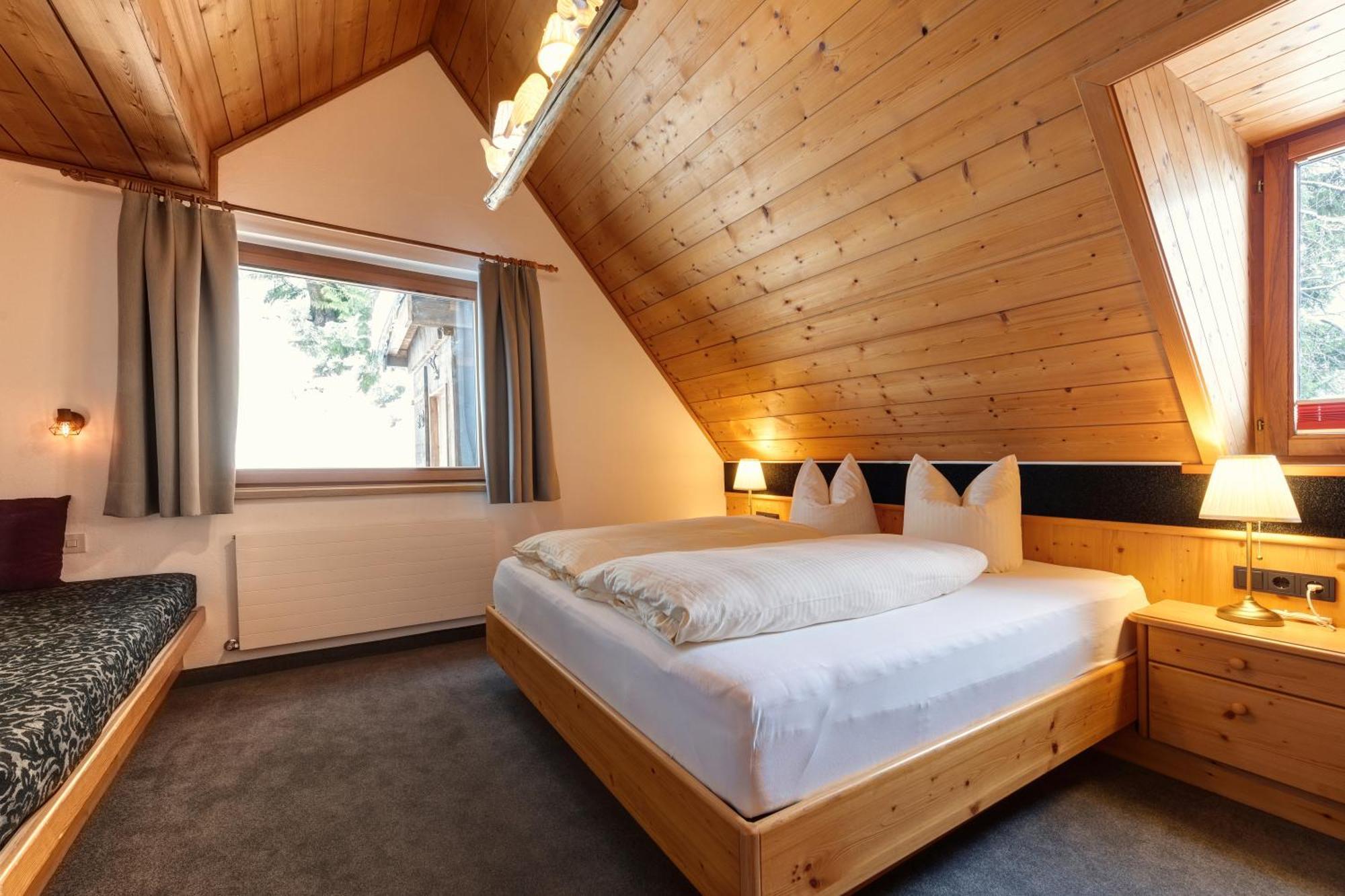 Hotel Pension Kirchplatz Sankt Anton am Arlberg Room photo