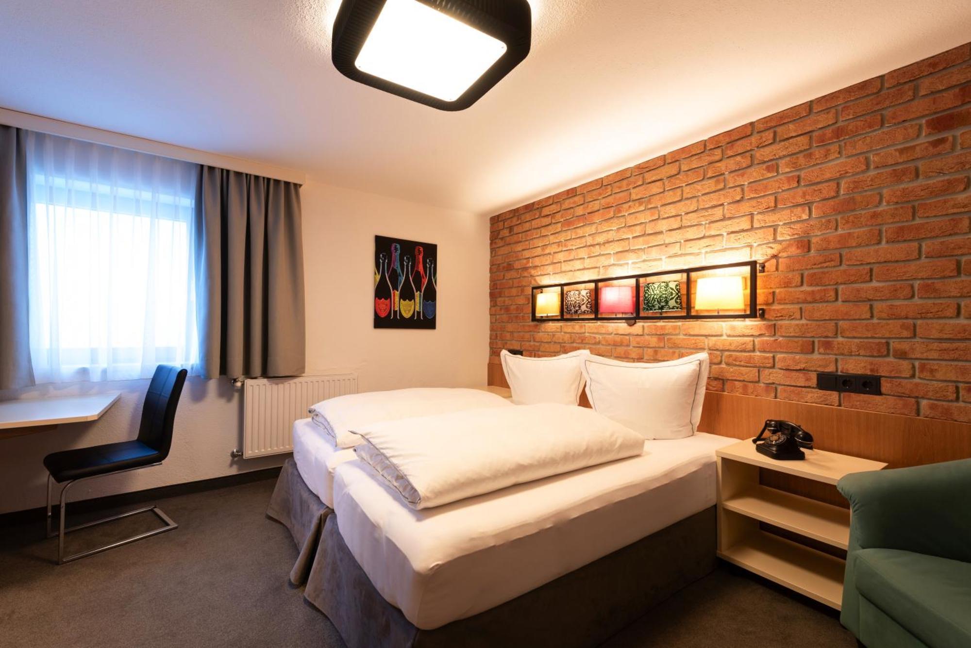 Hotel Pension Kirchplatz Sankt Anton am Arlberg Room photo