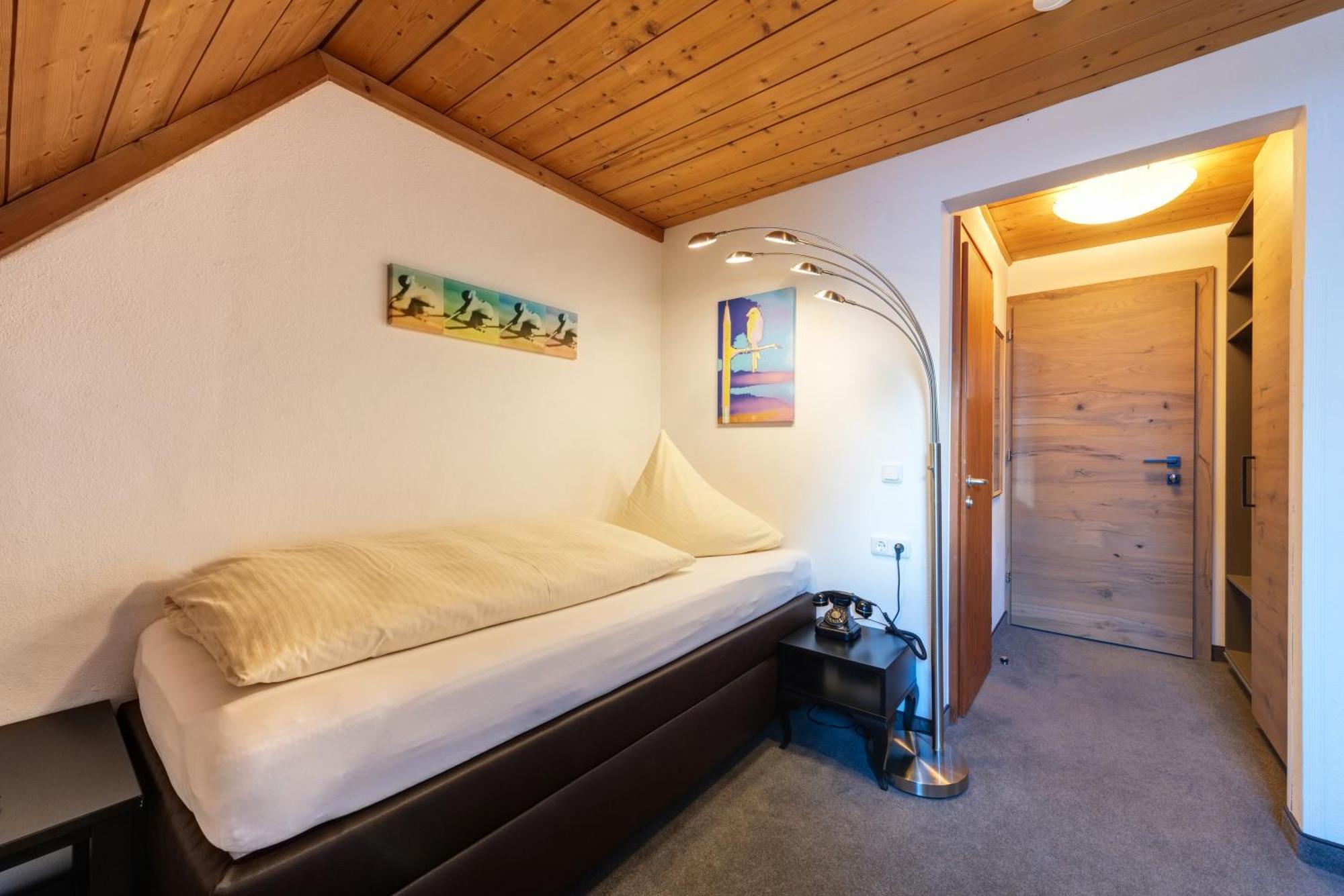 Hotel Pension Kirchplatz Sankt Anton am Arlberg Room photo