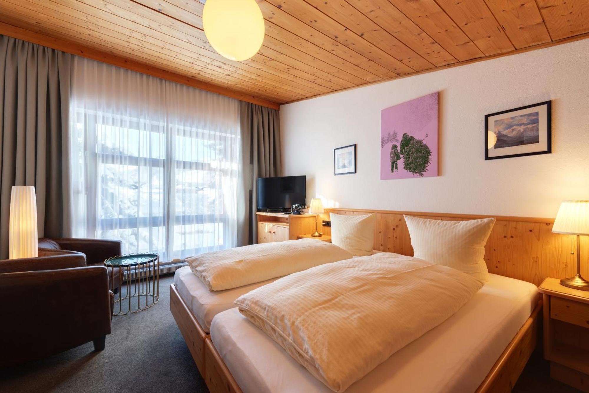 Hotel Pension Kirchplatz Sankt Anton am Arlberg Room photo