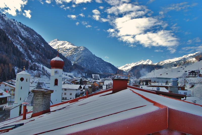 Hotel Pension Kirchplatz Sankt Anton am Arlberg Exterior photo